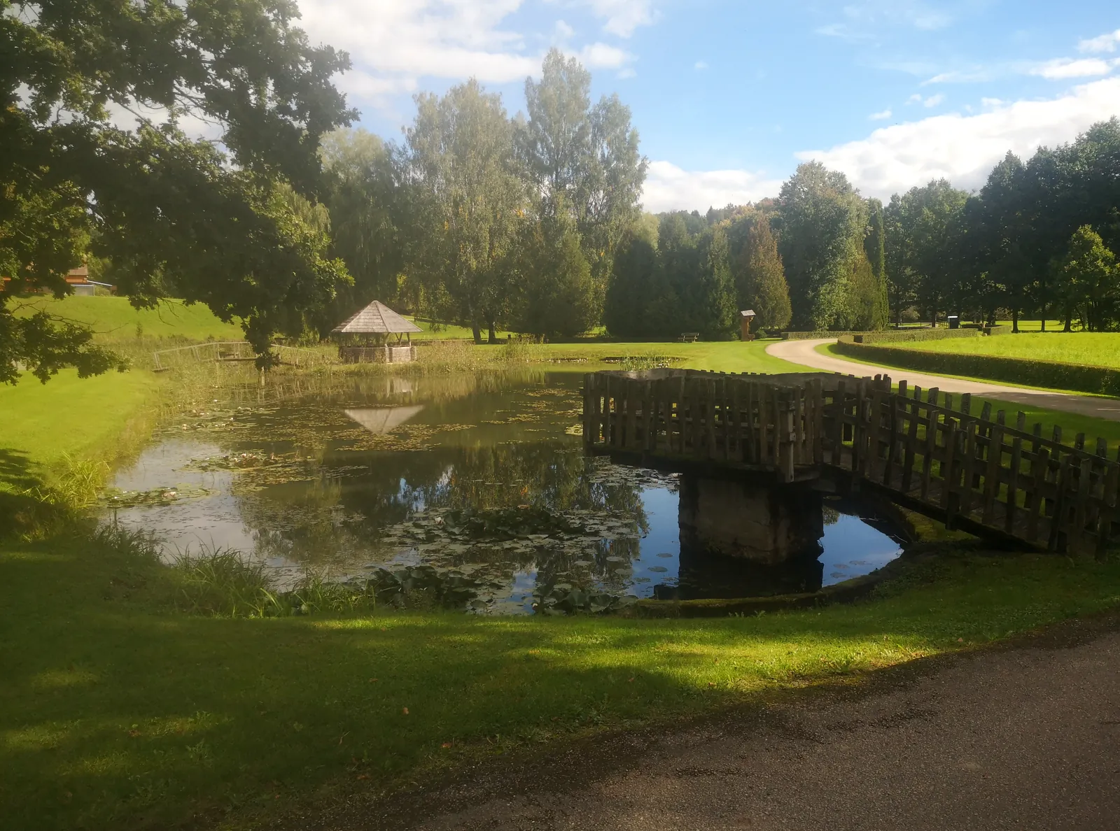 Lakštingalų slėnis — tvenkinys, pavėsinė ir medinis tiltelis