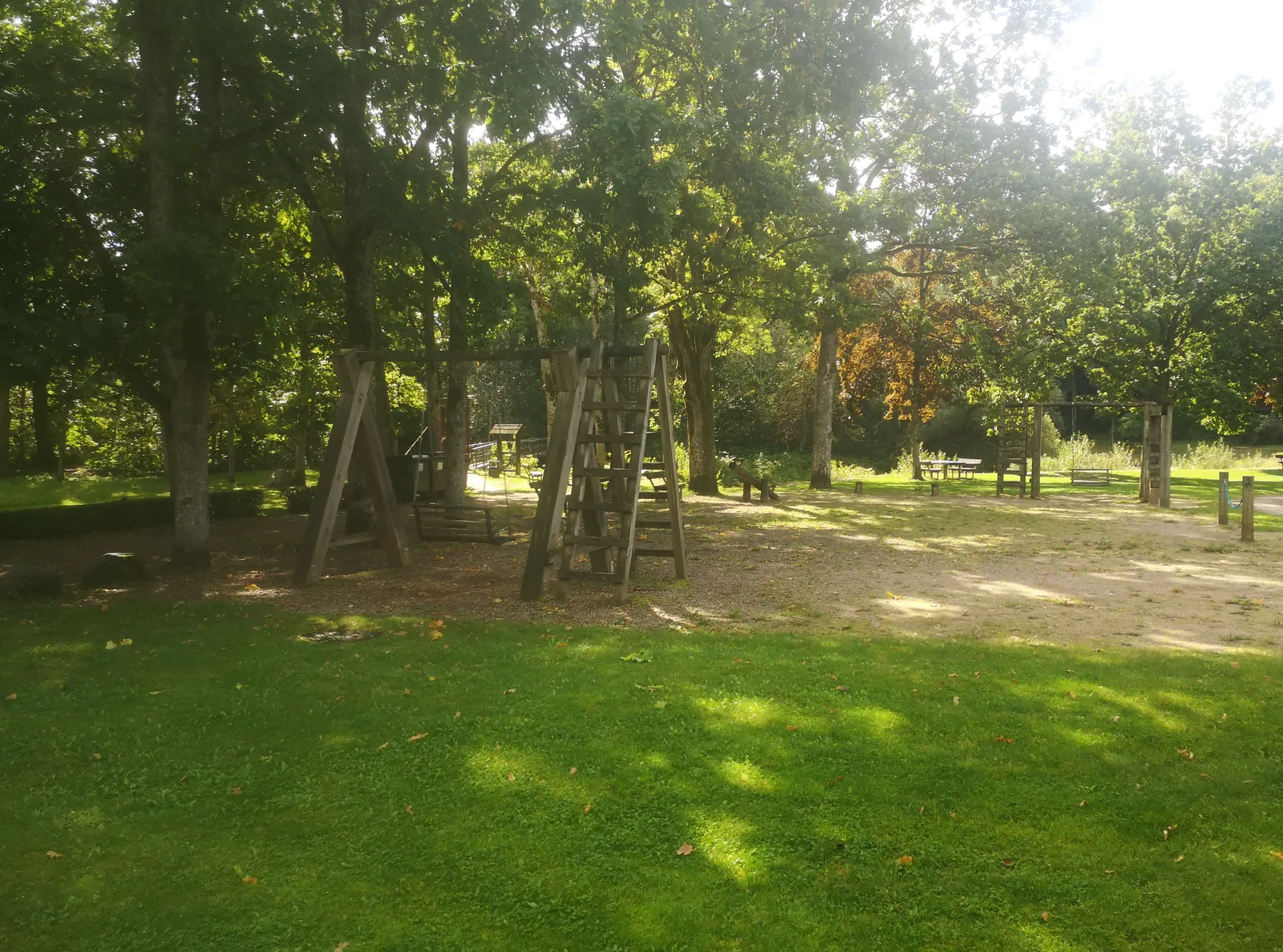 Lakštingalų slėnis — parkas ir takai